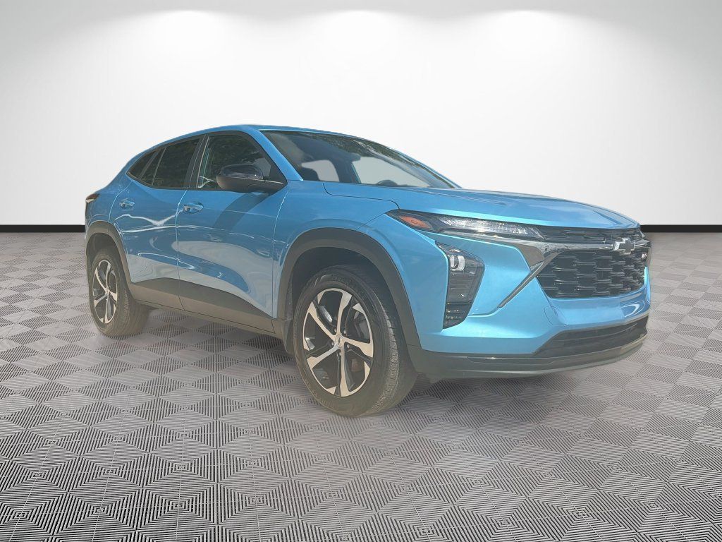 Used 2025 Chevrolet Trax RS w/ Driver Confidence Package FWD image 3