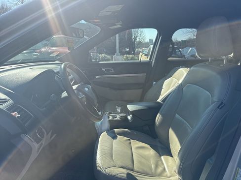 Used 2018 Ford Explorer XLT w/ Equipment Group 202A image 7
