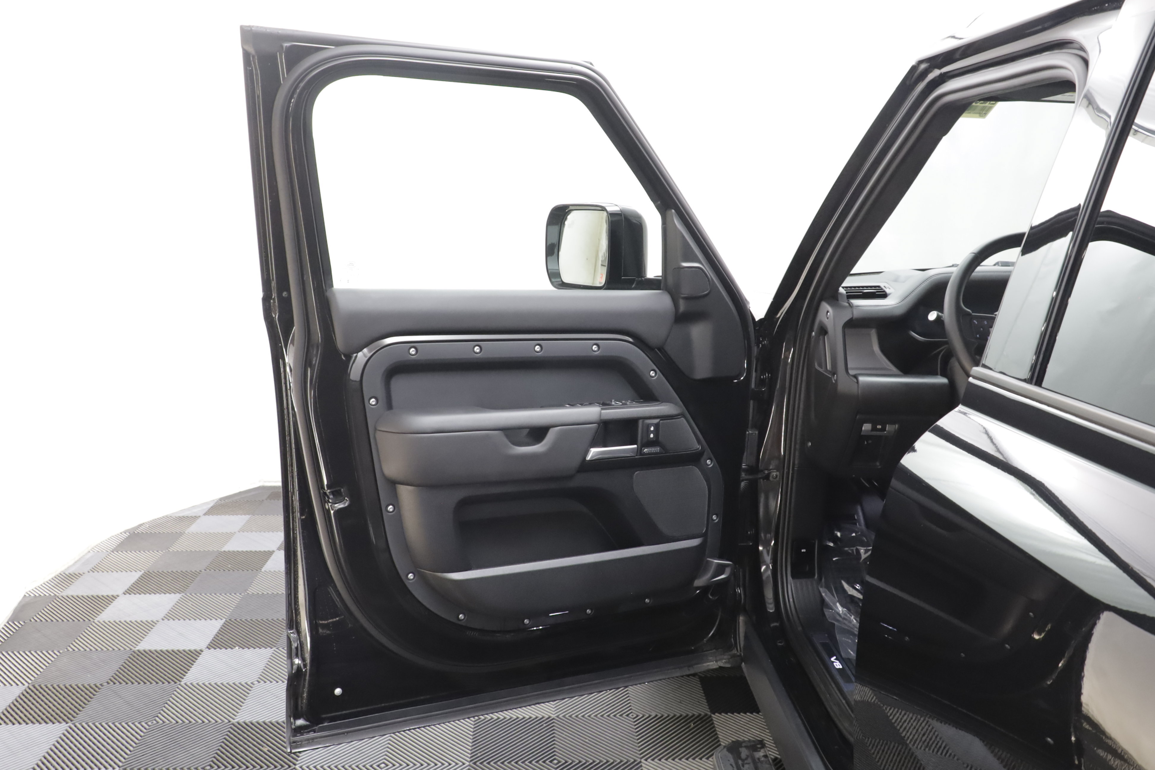 Certified 2026 Land Rover Defender 110 V8 AWD/4WD image 5
