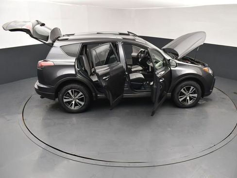 Used 2018 Toyota RAV4 XLE AWD/4WD image 30
