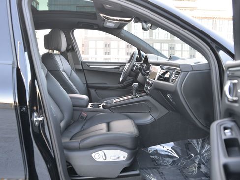 Certified 2025 Porsche Macan image 21