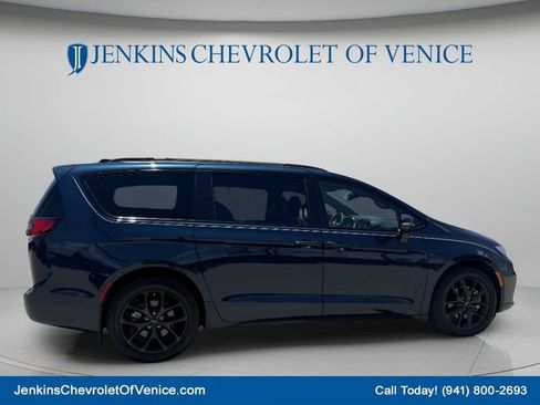 Used 2022 Chrysler Pacifica Touring-L w/ Uconnect Theater Family Group AWD/4WD image 4
