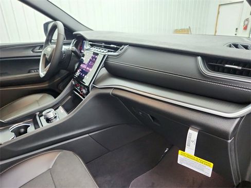 New 2025 Jeep Grand Cherokee L Altitude image 37