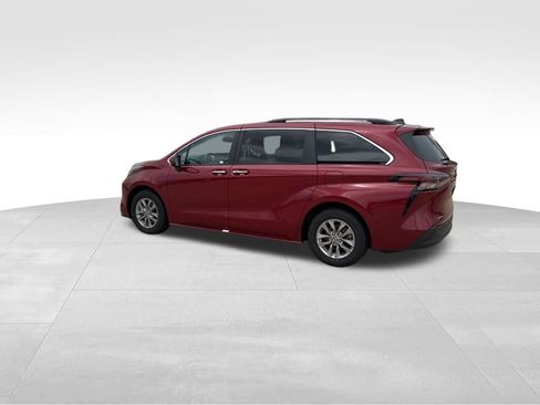 Used 2026 Toyota Sienna XLE image 9