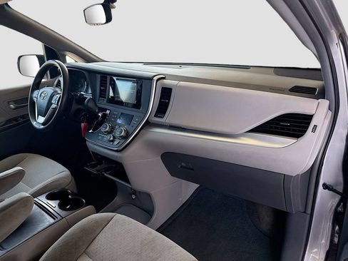 Used 2015 Toyota Sienna LE AWD/4WD image 23
