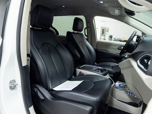 Used 2024 Chrysler Pacifica Touring-L image 24
