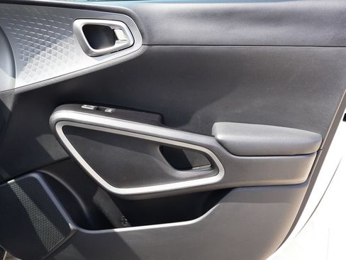 Used 2025 Kia Soul LX w/ LX Technology Package FWD image 9