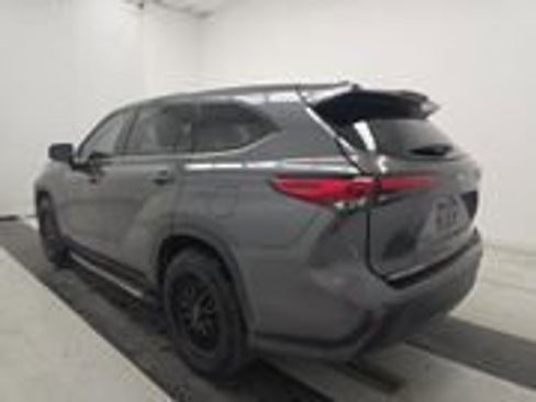 Used 2021 Toyota Highlander LE FWD image 6