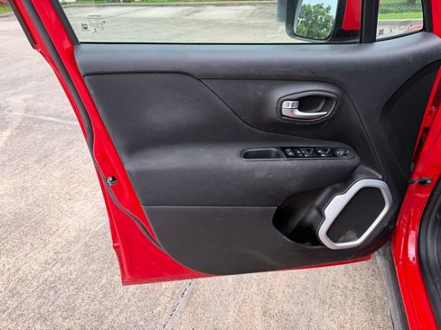 Used 2019 Jeep Renegade Latitude FWD image 7