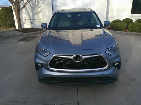 Used 2023 Toyota Highlander XLE image 3