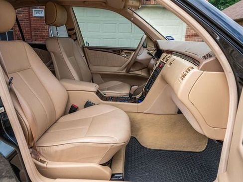 Used 2001 Mercedes-Benz E 320 4MATIC Sedan image 25