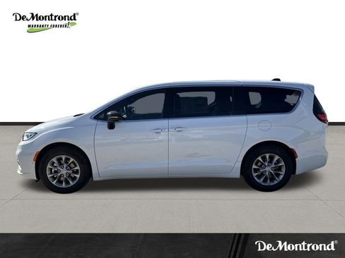 New 2026 Chrysler Pacifica Limited w/ Uconnect Theater Family Group image 8