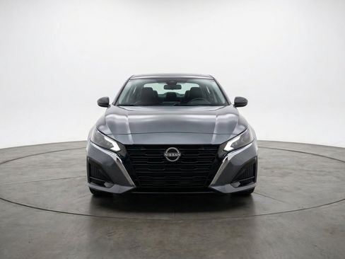 Used 2025 Nissan Altima 2.5 SV FWD image 2