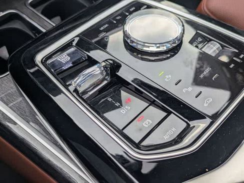 Used 2023 BMW 740i image 32
