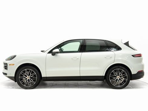 Used 2025 Porsche Cayenne image 2