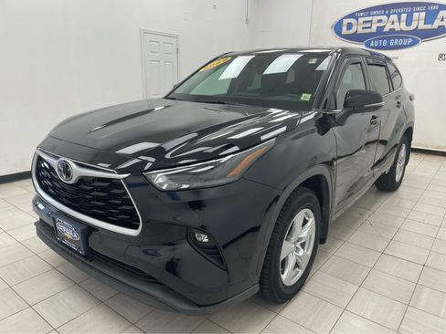 Used 2022 Toyota Highlander LE AWD/4WD image 18