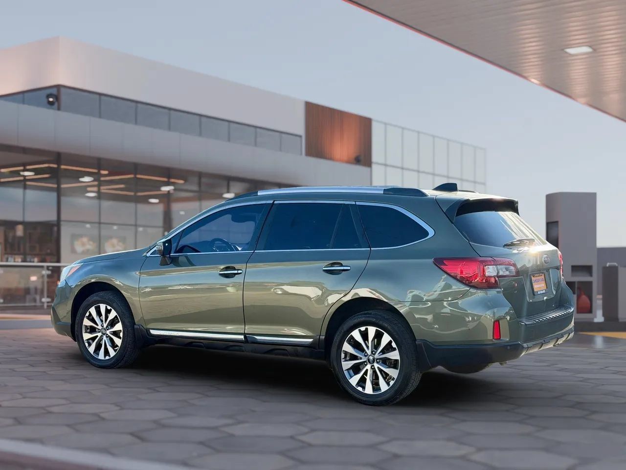 Used 2017 Subaru Outback 3.6R Touring AWD/4WD image 7
