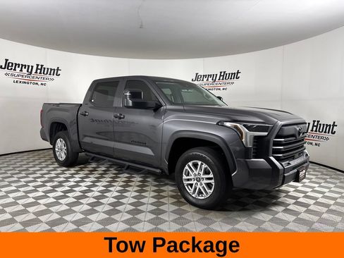 Used 2022 Toyota Tundra SR5 w/ SR5 Convenience Package AWD/4WD image 4