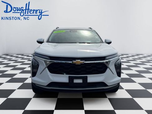 Used 2025 Chevrolet Trax LT FWD image 8