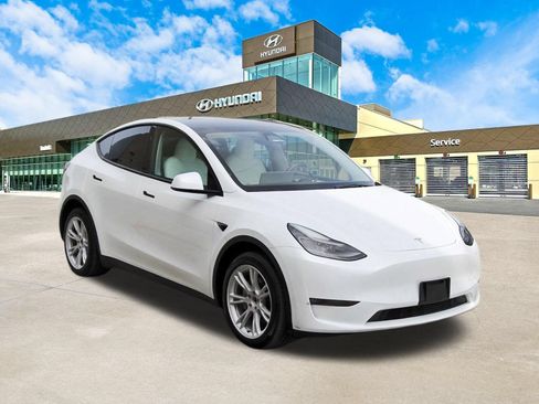 Used 2023 Tesla Model Y Long Range AWD/4WD image 3