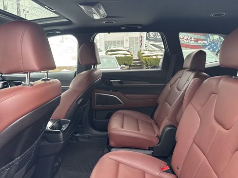 Used 2023 Kia Telluride EX w/ EX Captain's Chair Package image 10