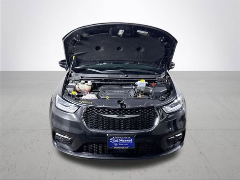 Used 2024 Chrysler Pacifica Select image 21