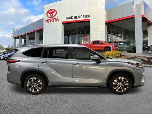 Used 2023 Toyota Highlander XLE FWD image 37