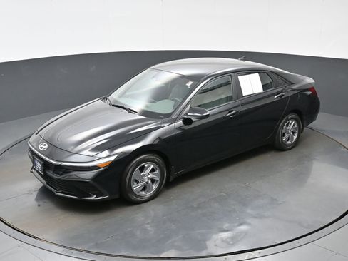 Used 2024 Hyundai Elantra SE FWD image 30