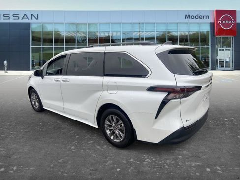 Used 2025 Toyota Sienna XLE w/ XLE Plus Package FWD image 6