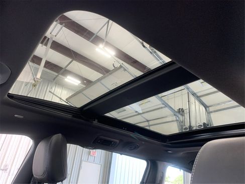 Used 2025 Chrysler Pacifica Limited image 20