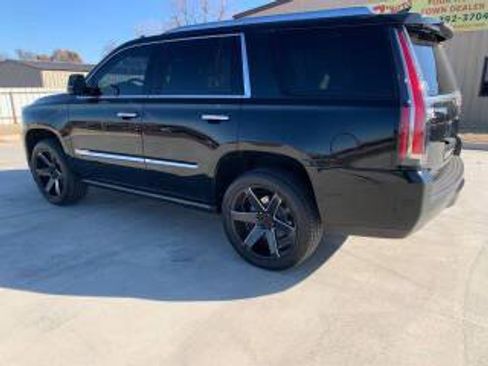 Used 2017 Cadillac Escalade Premium Luxury image 4