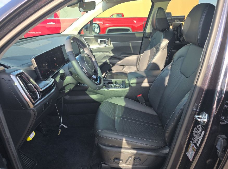 Used 2025 Kia Sorento S w/ Panoramic Sunroof Package FWD image 7