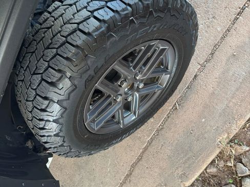 Used 2025 Jeep Gladiator Sport image 25