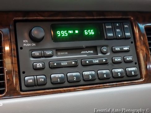 Used 1999 Lincoln Town Car Signature RWD image 16