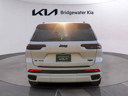 Used 2023 Jeep Grand Cherokee L Summit AWD/4WD image 5