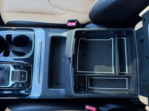Certified 2022 Kia Carnival EX FWD image 32