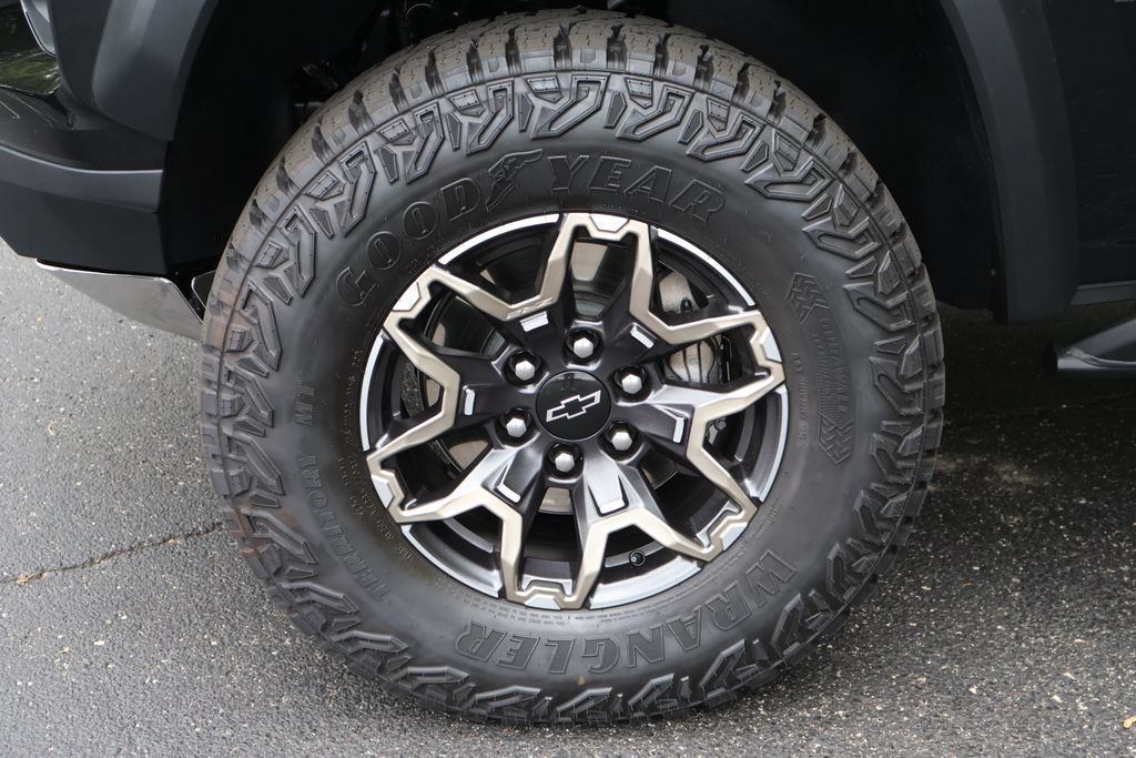 Used 2026 Chevrolet Colorado ZR2 w/ Technology Package AWD/4WD image 13
