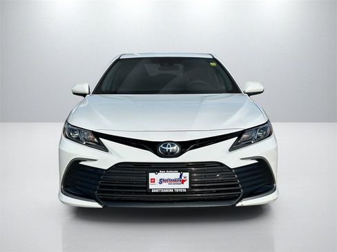 Used 2022 Toyota Camry LE image 2