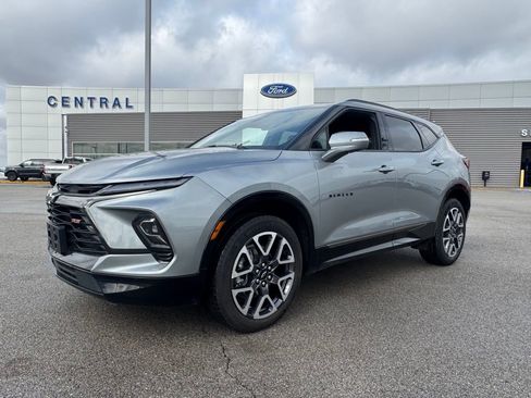 Used 2025 Chevrolet Blazer RS image 2