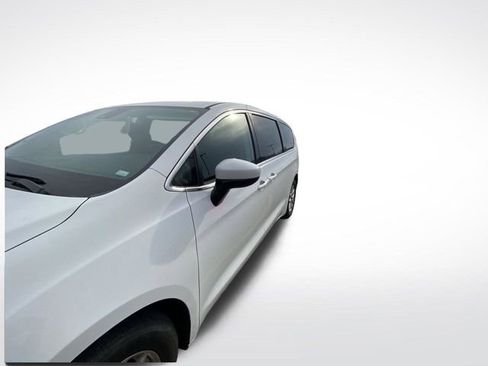 Used 2023 Chrysler Voyager LX image 2