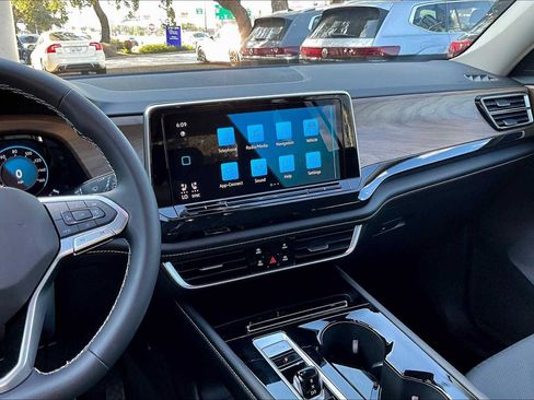 New 2026 Volkswagen Atlas SE image 6