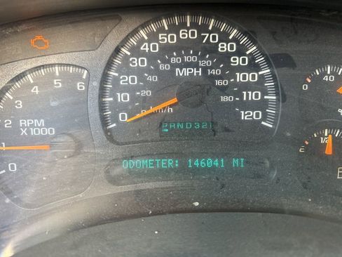 Used 2005 Chevrolet Avalanche LS w/ Preferred Equipment Group image 2