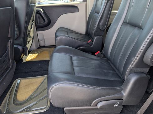 Used 2016 Chrysler Town & Country Touring image 7