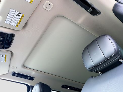 New 2025 Land Rover Range Rover SE image 30