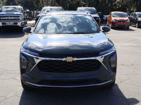 Certified 2025 Chevrolet Trax LT image 2