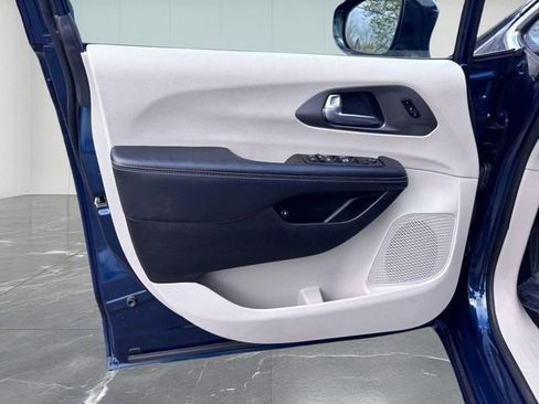 Used 2024 Chrysler Pacifica Limited FWD image 12