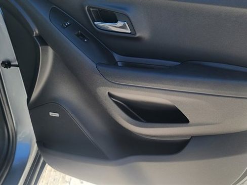 Used 2020 Chevrolet Trax LT w/ Sun & Sound Package image 33