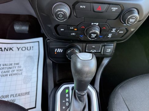 Used 2018 Jeep Renegade Latitude AWD/4WD image 29
