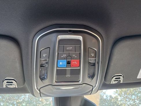 Used 2023 Jeep Wagoneer L Series II image 32