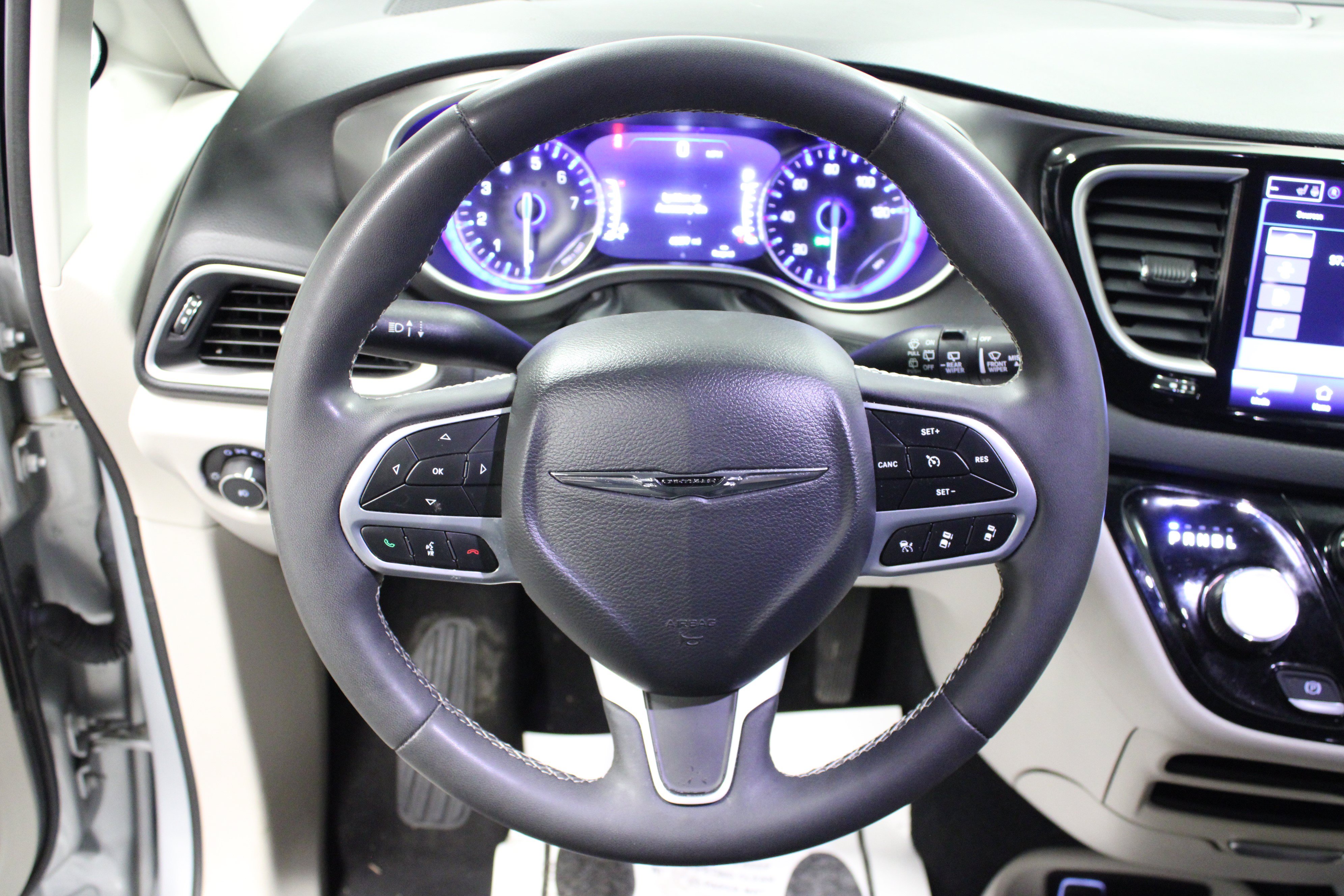Used 2023 Chrysler Pacifica Touring-L FWD image 18